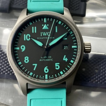 최고퀄 레플리카 IWC 파일럿 워치 마크 XX 메르세데스 - AMG 페트로나스 포뮬러 원™ 팀 에디션 IW328210
