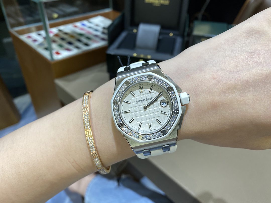 AP 로열 오크 오프쇼어 여성용 37mm 67540 SS TWF 베스트 에디션 화이트 다이얼 화이트 러버 스트랩 ETA 쿼츠