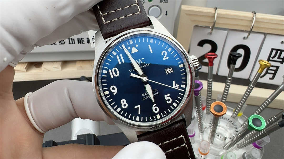 프리미엄 IWC 마크 18 블루 레플리카 – 1:1 항공 인스파이어드 디자인, 스테인리스 스틸 케이스 및 오토매틱 무브먼트